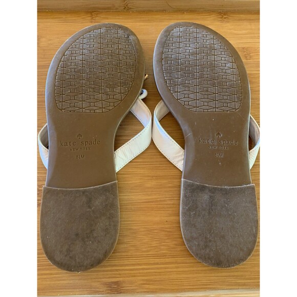Kate Spade New York White Leather Thongs Sandals Sz 8.5 M Bow Charm Luxury - Picture 7 of 7